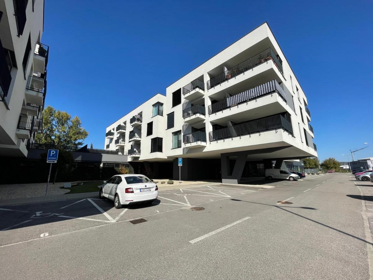 Greenbay Apartment With Free Parking Trenčín Zewnętrze zdjęcie