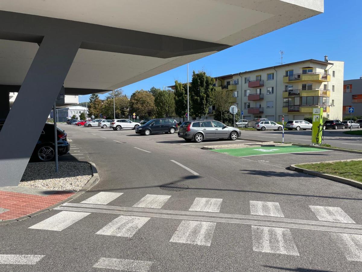Greenbay Apartment With Free Parking Trenčín Zewnętrze zdjęcie